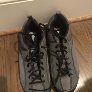 Ahnu hiking shoes barely worn size 8